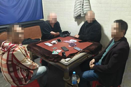 路边的骰子被警察抓了图标