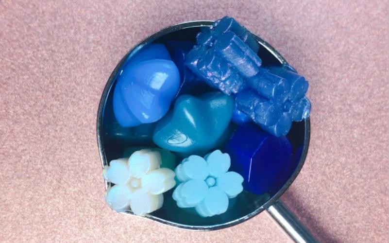 头发打过蓝色的蜡缩略图