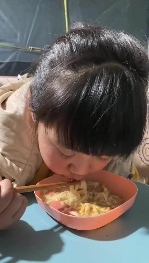 小吃货一家最新视频播放缩略图
