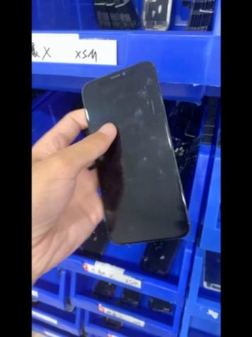 苹果8p屏幕边缘发黄缩略图