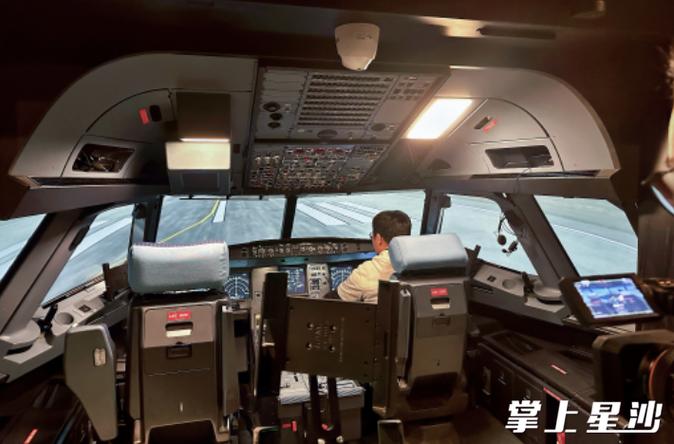 飞行员驾驶飞机模拟器缩略图