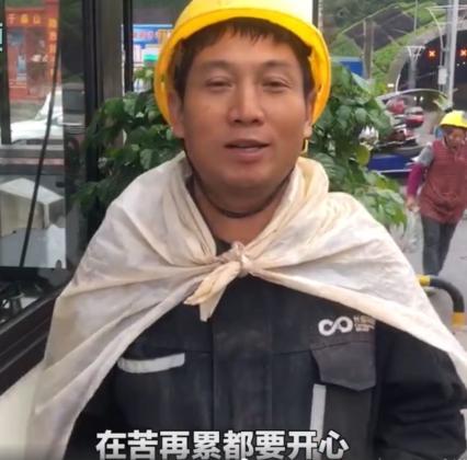 一个农民工开心蹦蹦跳跳的视频图标