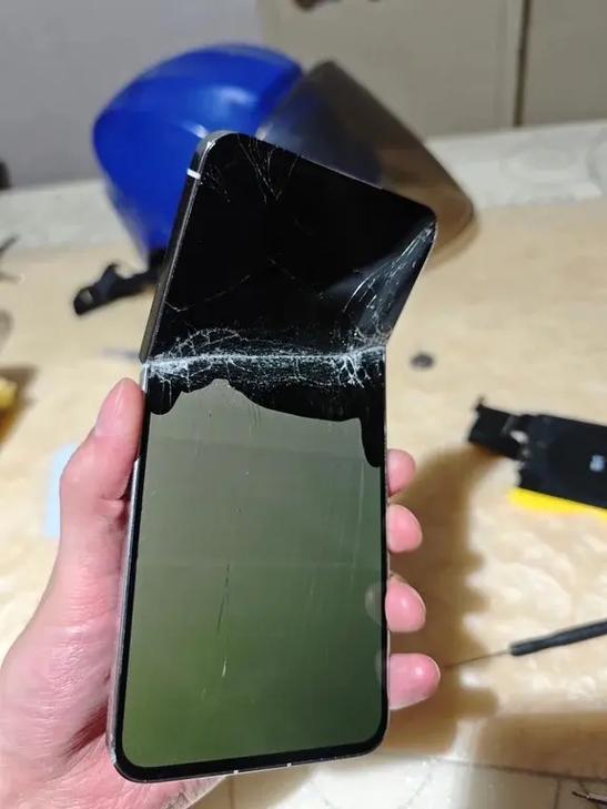 折叠屏内膜撕了全是胶缩略图