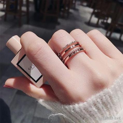 戒指戴在食指上是什么意思缩略图