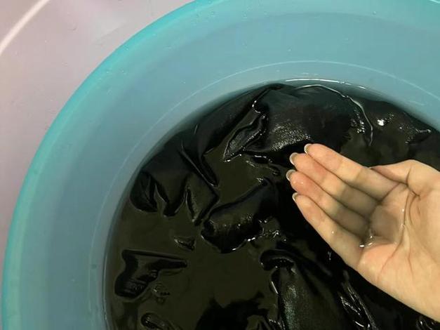 深色衣服第一次怎么洗防止褪色缩略图