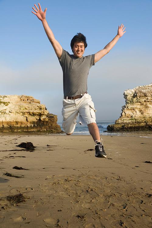 男人走路蹦蹦跳跳视频图标