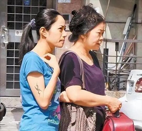 徐怀钰一家4口照片缩略图