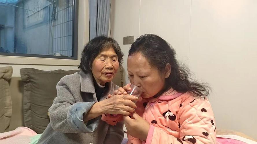 婆婆给儿媳接生缩略图