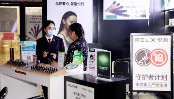 网吧吸烟被警察带走了缩略图