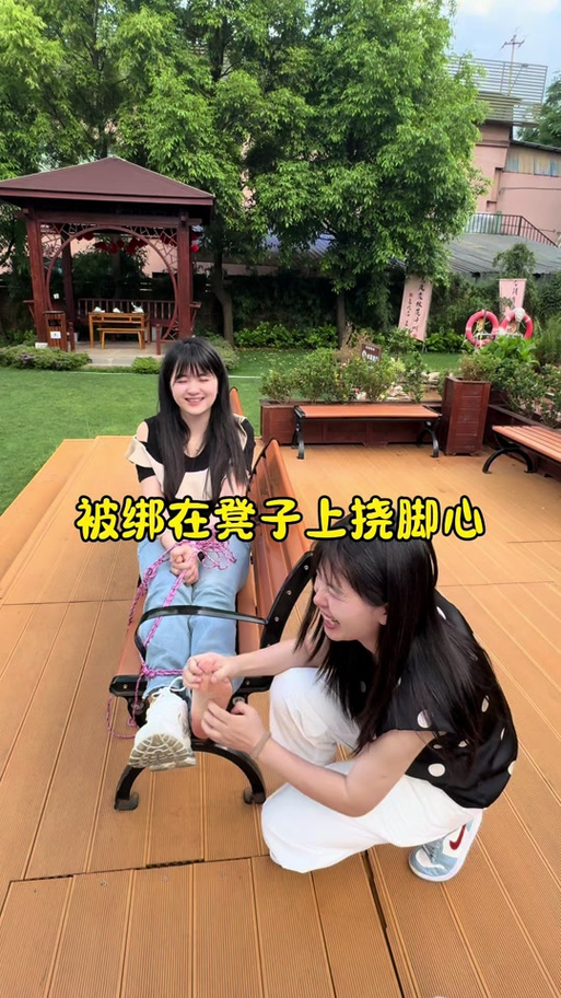中国小姐姐挑战国外绑住胳肢窝挠脚缩略图