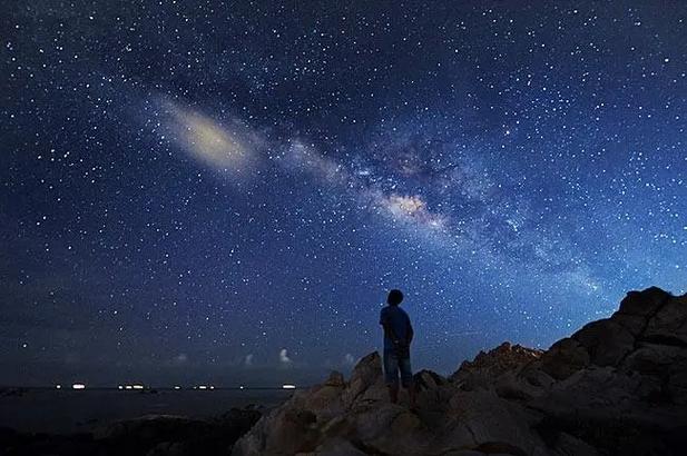 QQ名片黑色星星背景图游戏截图