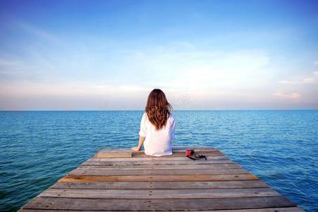 一个人独坐海边图片真实图标