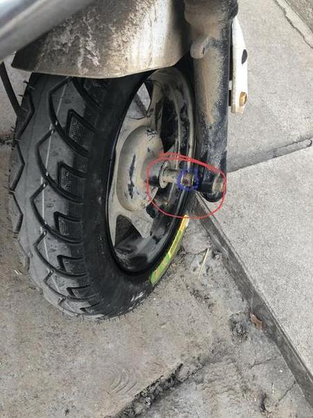 电动车单手骑很晃是什么原因缩略图
