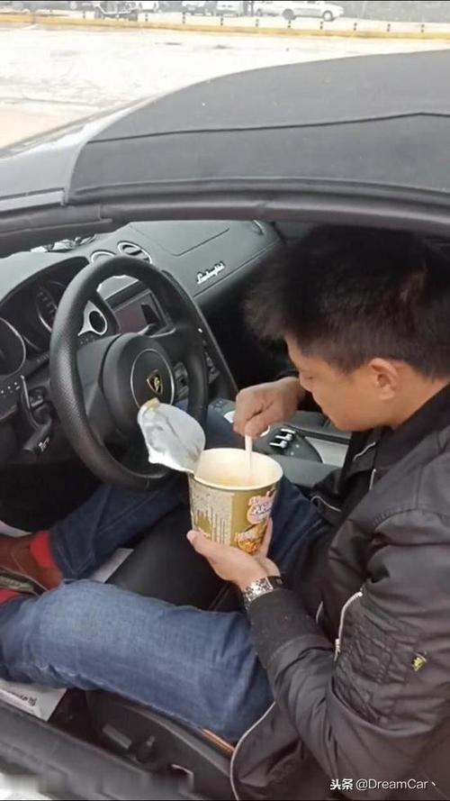 在兰博基尼上吃东西的图片缩略图