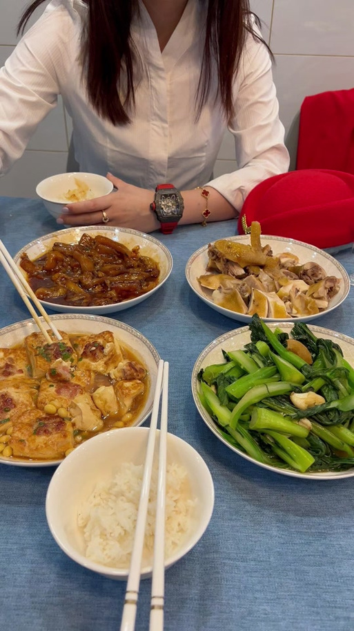 假装和女朋友吃饭的照片游戏截图