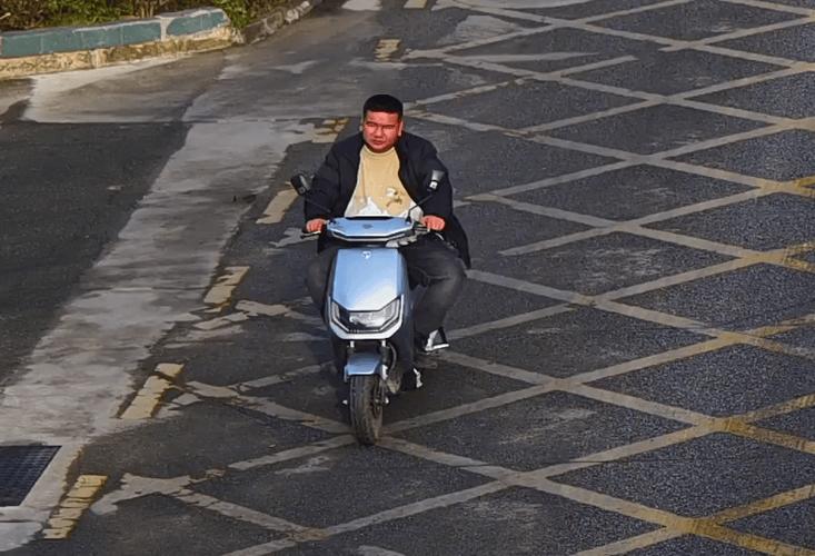 摩托车不允许戴半盔吗缩略图